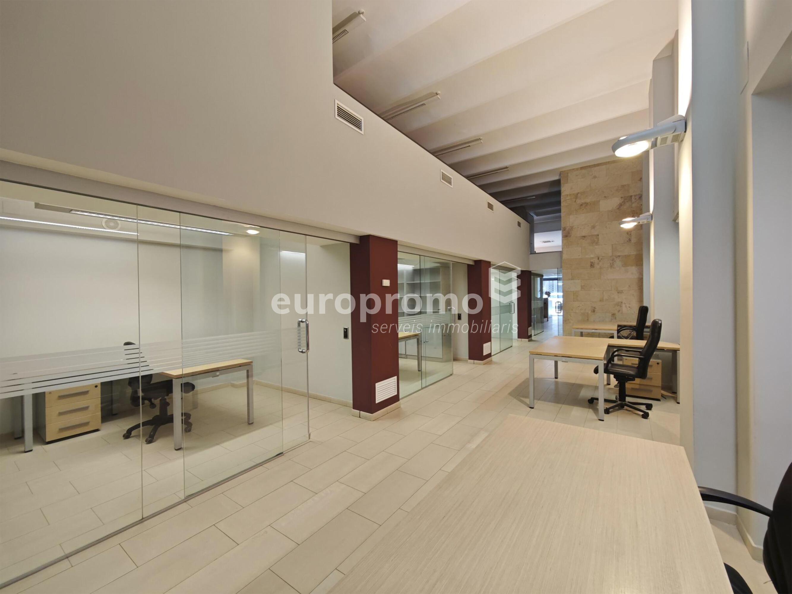 Oficina de 400m2 distribuida en dos plantas y situada en el centro de Girona!